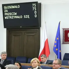 Ekran z wynikami głosowania w Sejmie/Senacie, flagi Polski i UE, godło Polski.