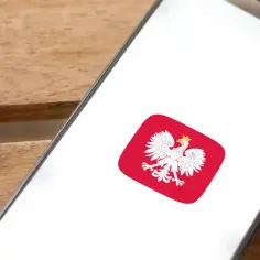 Ekran smartfona z ikoną aplikacji mObywatel. Dowiedz się, jak założyć mObywatel i korzystać z cyfrowych dokumentów.