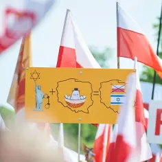 Protest przeciwko ustawie 447: symbolika USA, Polski i Izraela.