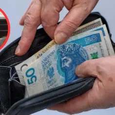 Dłonie wkładają polskie banknoty do portfela. W tle Donald Tusk. Czy to zapowiedź zmian w budżetówce?