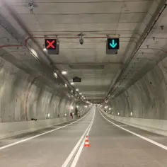 Wnętrze tunelu w Świnoujściu. Zielona strzałka w dół oznacza możliwość jazdy, czerwony krzyżyk zakaz.