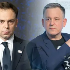 Dwóch mężczyzn w garniturach, jeden w ciemnym, drugi w granatowym, na tle niebiesko-białego tła.