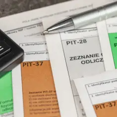 Kalkulator i długopis na dokumentach PIT-37, PIT-28, PIT-36. Czas rozliczyć, co można odliczyć w PIT.