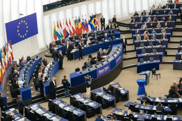 Ile zarabia europoseł? Pensja, dodatki i świadczenia bez skrótów